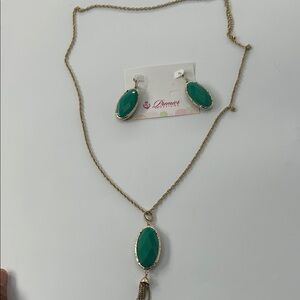 Elegant Green Jewelry Set with Gold Accents